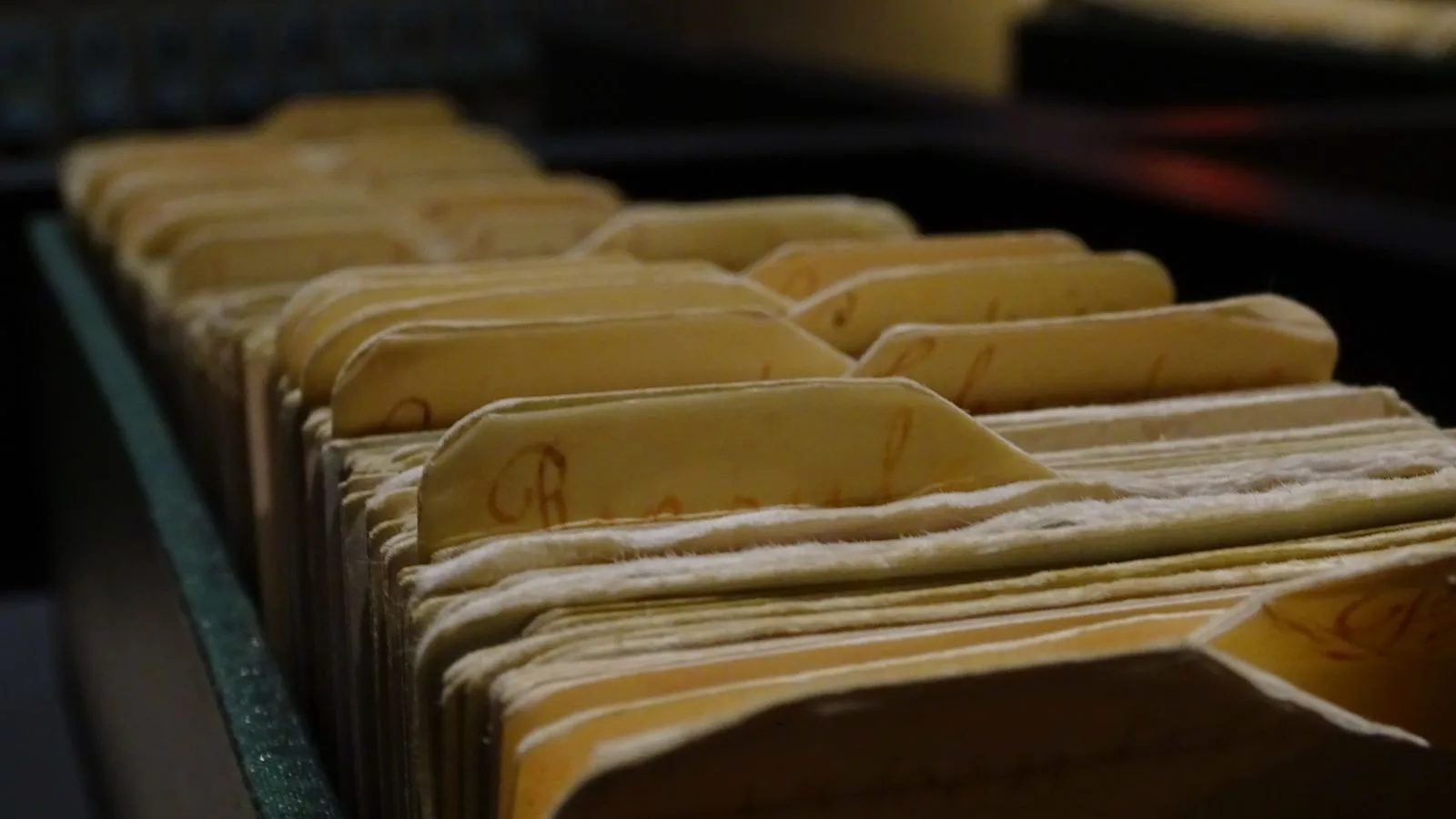 Un cajón de fichas abierto, con las pestañas escritas a mano