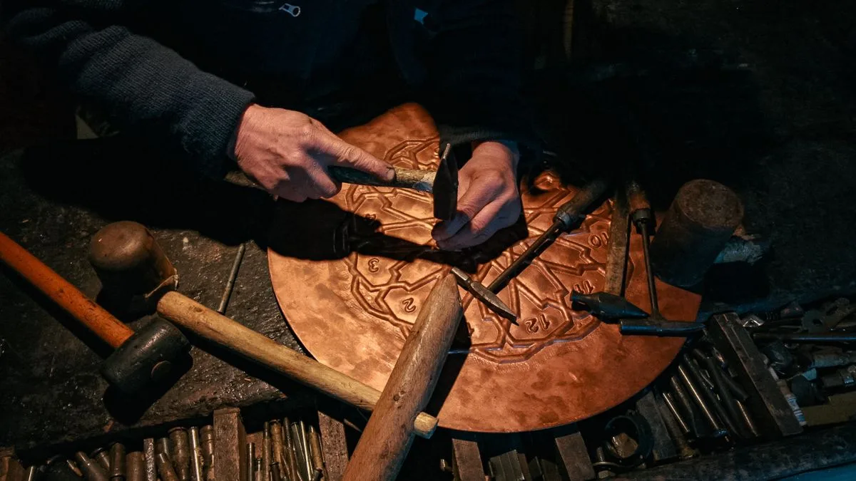 Las manos de un artesano trabajando la madera en su taller