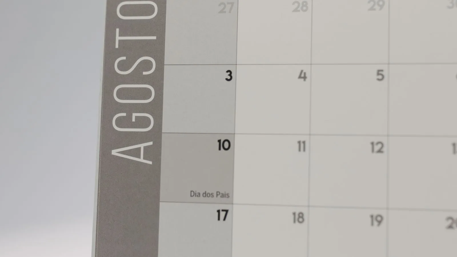 Un calendario de pared con todos los días del mes a la vista
