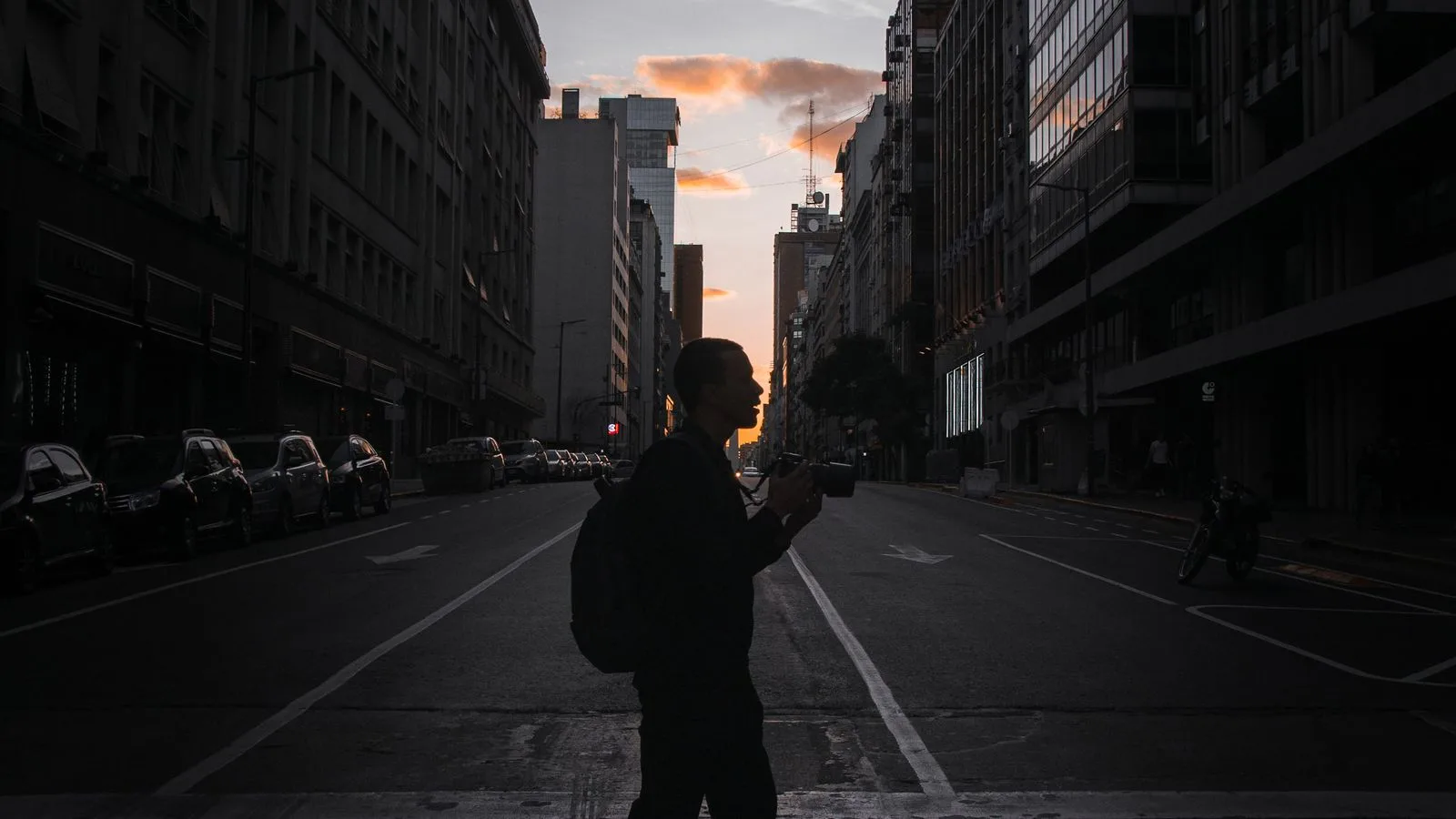Una persona caminando sola por una calle vacía, en blanco y negro
