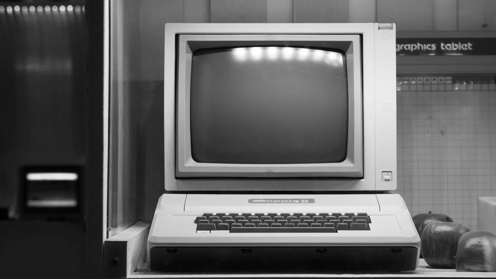 Una computadora Apple II de época, en blanco y negro