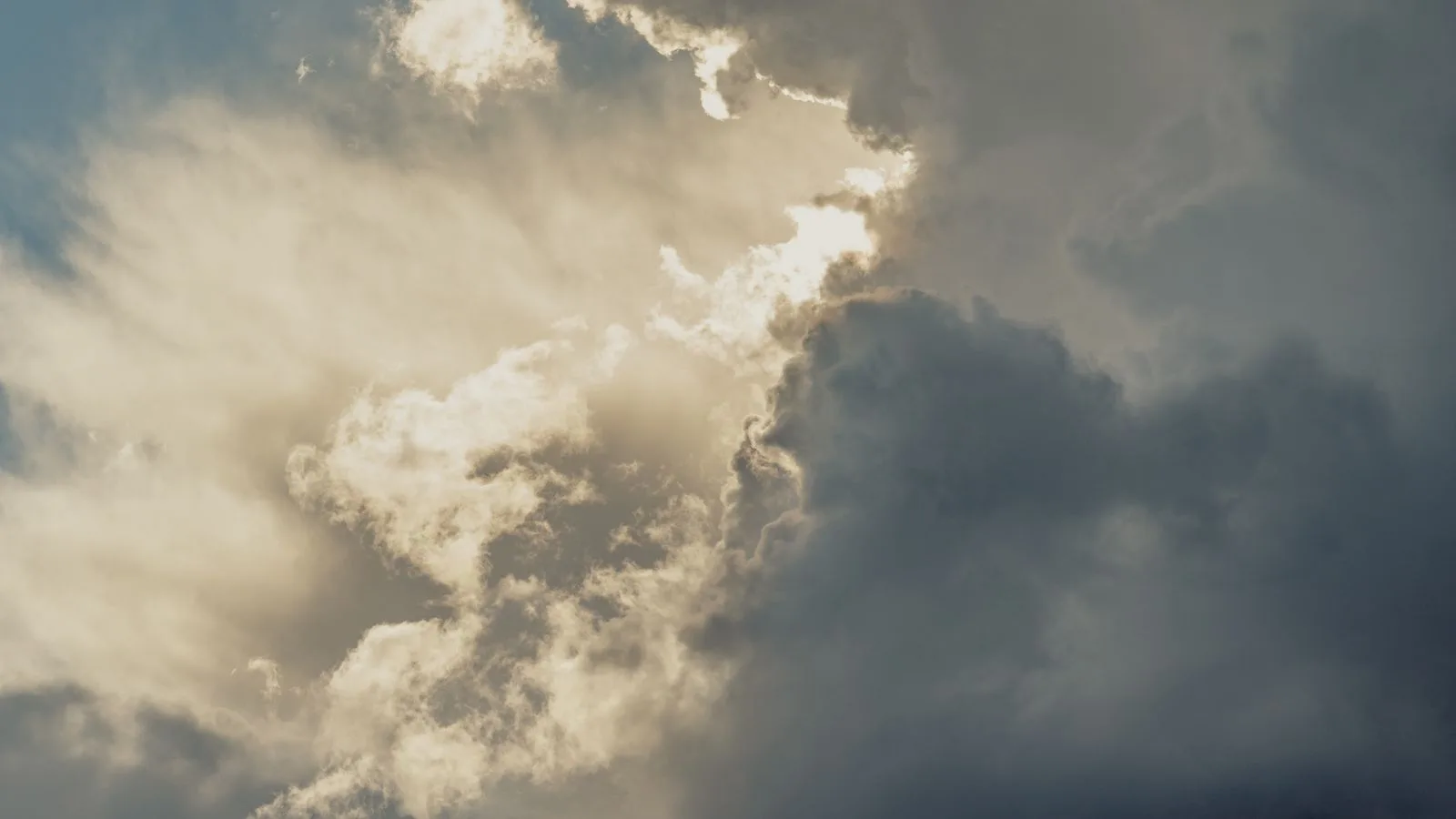 La luz del sol abriéndose paso entre nubes de tormenta oscuras