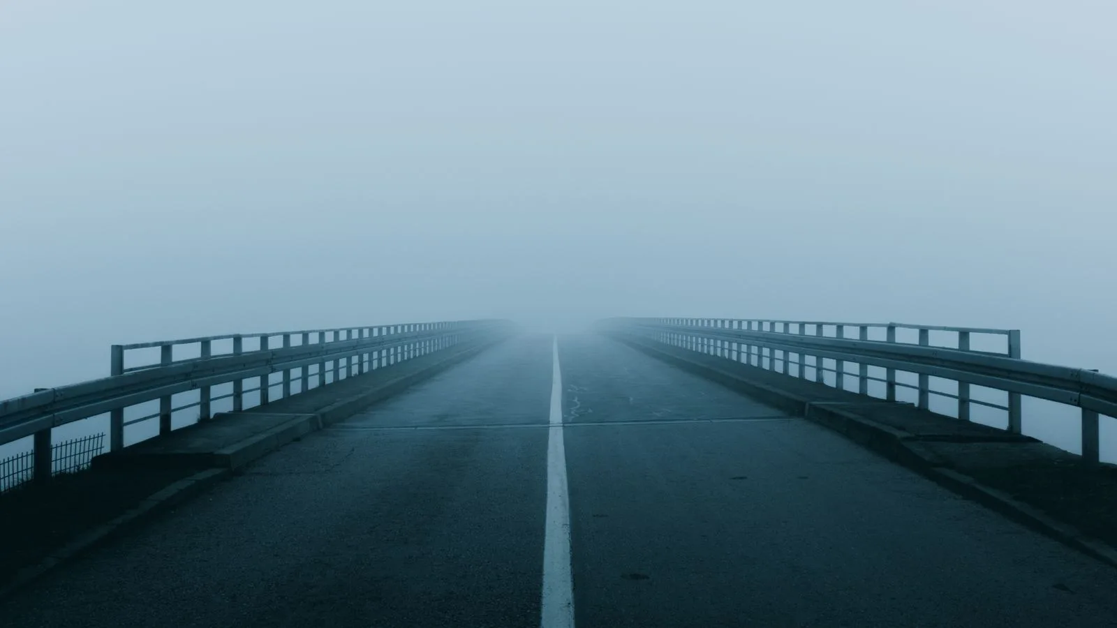 Una carretera vacía que se pierde bajo un cielo nublado