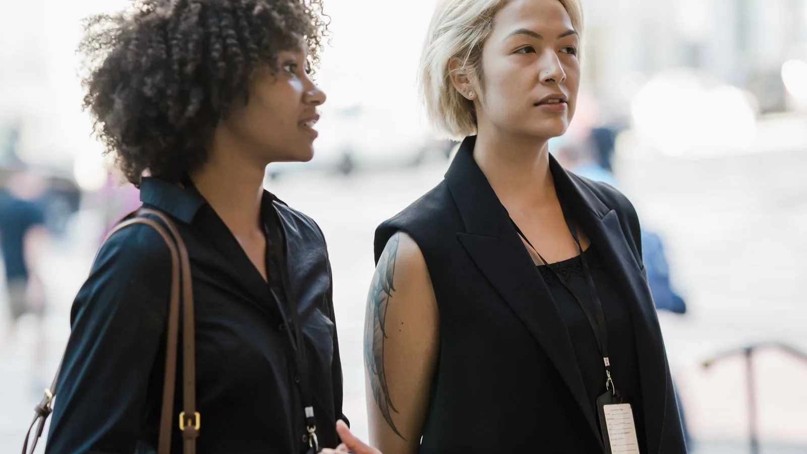 Dos mujeres empezando a hablar en la calle