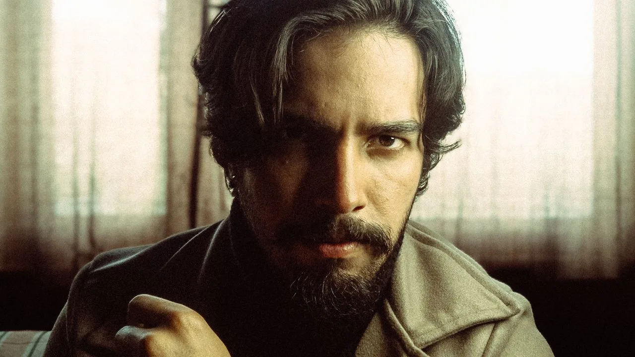 Hombre de perfil, en penumbra, con la mirada fija en un punto lejano